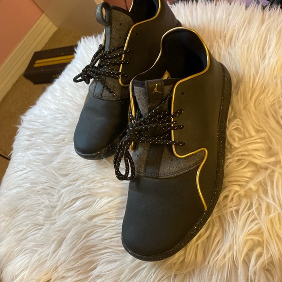 Air Jordan Youth - Picture 3 of 4